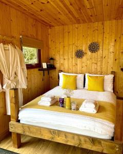 Una cama o camas en una habitación de Trethowels Hidden Huts