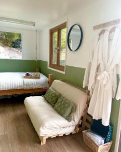 Una cama o camas en una habitación de Trethowels Hidden Huts