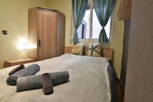 a bedroom with a bed with two towels on it at Apartamento Gregorio in Torrevieja +44 photos