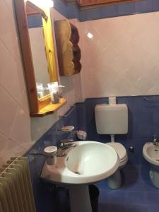 y baño con lavabo, aseo y espejo. en Casa Marina presso residence Camporosso, en Camporosso in Valcanale
