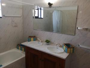 A bathroom at Vivenda Bemposta