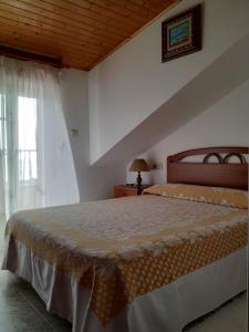 - une chambre avec un lit et une fenêtre dans l'établissement Novas Foxos (Ático), à A Lanzada