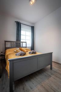 Posteľ alebo postele v izbe v ubytovaní Apartamenty Ustronne Liściasta