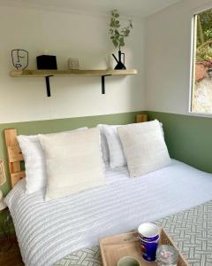 Una cama o camas en una habitación de Trethowels Hidden Huts
