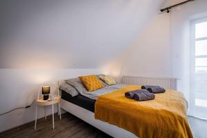 Posteľ alebo postele v izbe v ubytovaní Apartamenty Ustronne Liściasta