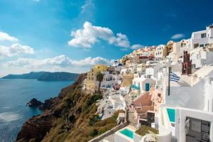 Imagen de la galería de Astrea Suites "Ostria Cave Villa-outdoor Jacuzzi", en Oia