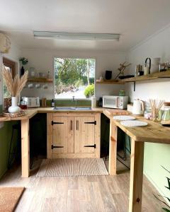Una cocina o cocineta en Trethowels Hidden Huts