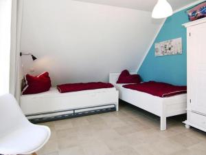 a room with two beds with red pillows on them at Ferienhaus, Boiensdorf in Boiensdorf