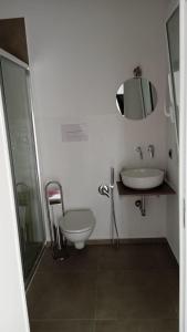 uma casa de banho com um WC, um lavatório e um chuveiro em CHIARANTO em Menfi