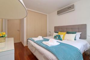 A bed or beds in a room at Baía Residence I - Beach and Rest