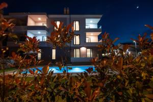 Basen w obiekcie Luxury apartment Grotta with sea view and swimming pool lub w pobliżu