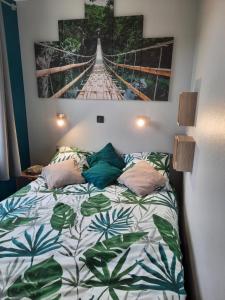 um quarto com uma cama com uma fotografia na parede em Le MAGDAD em Rochefort