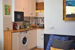 A kitchen or kitchenette at Acuarela Studio in Benalmádena