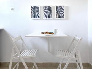 ポルト・ヘリにあるPalm Suite Blueのテーブル(一皿、椅子2脚付)