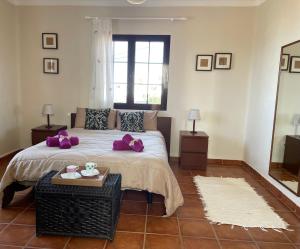 A bed or beds in a room at Casa El Guirre - Tinajo