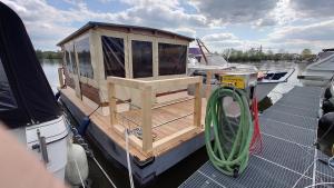 a wooden cabin on a boat in the water at Wasserlinie in Neuruppin