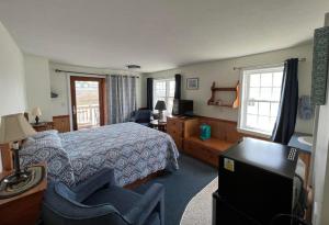ein Hotelzimmer mit einem Bett und einem Stuhl in der Unterkunft Moody's Motel and Cottages in Wells