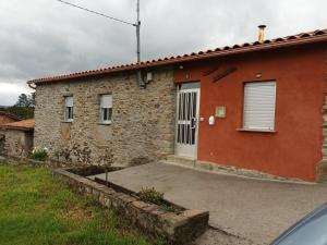 a stone house with a door in a yard at Casa Romina I in Ferreira