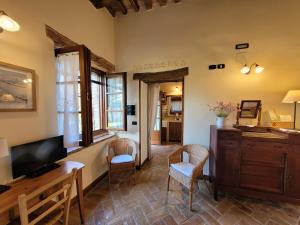 A television and/or entertainment centre at Agriturismo Fiorano