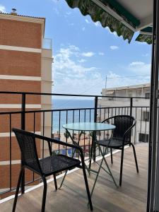 un patio con 2 sillas y una mesa en el balcón en Requena12 en Villajoyosa