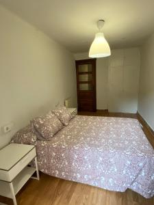 Łóżko lub łóżka w pokoju w obiekcie Rúa Real 40, 1