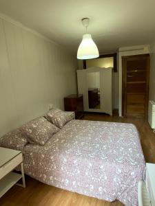 Łóżko lub łóżka w pokoju w obiekcie Rúa Real 40, 1
