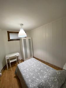 Łóżko lub łóżka w pokoju w obiekcie Rúa Real 40, 1