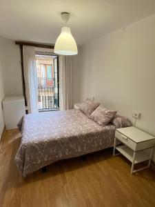 Łóżko lub łóżka w pokoju w obiekcie Rúa Real 40, 1