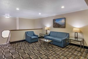 una sala de espera con 2 sillas azules y una mesa en Best Western Town & Country Lodge en Tulare