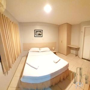 1 dormitorio con 1 cama grande en una habitación en American Flat - Ponta D'areia - Ferreira Hospedagens en São Luís