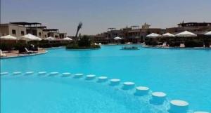 The swimming pool at or close to شاليه ارضى بحديقه بقريه ديمورا بالساحل الشمالي كيلو ٧٥