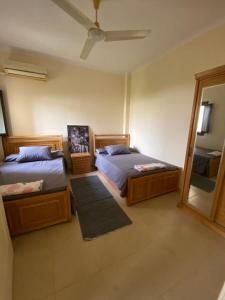 A bed or beds in a room at شاليه ارضى بحديقه بقريه ديمورا بالساحل الشمالي كيلو ٧٥