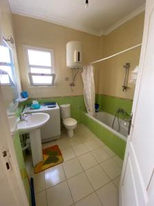 A bathroom at شاليه ارضى بحديقه بقريه ديمورا بالساحل الشمالي كيلو ٧٥ Még 24 kép