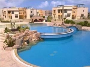 The swimming pool at or close to شاليه ارضى بحديقه بقريه ديمورا بالساحل الشمالي كيلو ٧٥