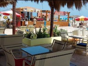 A restaurant or other place to eat at شاليه ارضى بحديقه بقريه ديمورا بالساحل الشمالي كيلو ٧٥