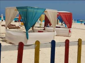 A beach at or near az apartmanházakat