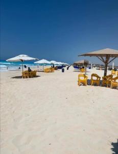 A beach at or near az apartmanházakat