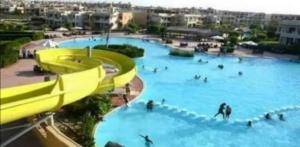 The swimming pool at or close to شاليه ارضى بحديقه بقريه ديمورا بالساحل الشمالي كيلو ٧٥