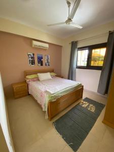 A bed or beds in a room at شاليه ارضى بحديقه بقريه ديمورا بالساحل الشمالي كيلو ٧٥
