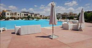 The swimming pool at or close to شاليه ارضى بحديقه بقريه ديمورا بالساحل الشمالي كيلو ٧٥