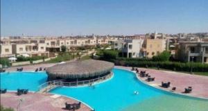 The swimming pool at or close to شاليه ارضى بحديقه بقريه ديمورا بالساحل الشمالي كيلو ٧٥