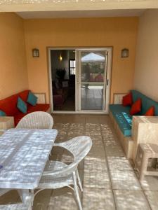 A seating area at شاليه ارضى بحديقه بقريه ديمورا بالساحل الشمالي كيلو ٧٥
