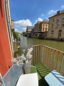 Ein Balkon oder eine Terrasse in der Unterkunft Romantique "comme à Venise" au bord de l'eau avec parking