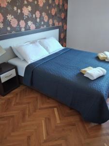 - un lit avec 2 serviettes dans une chambre dans l'établissement Apartman Playa, à Igalo