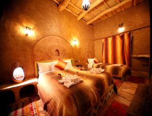 Un pat sau paturi într-o cameră la Riad Maktoub