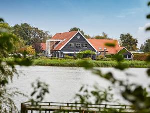 Gallery image of Detached bungalow in Zeeland on the Stelleplas in Heinkensand