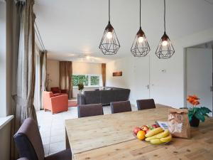 ein Esszimmer mit einem Tisch und Obst darauf in der Unterkunft Beautiful group accommodation, located in Zeeland in Heinkensand