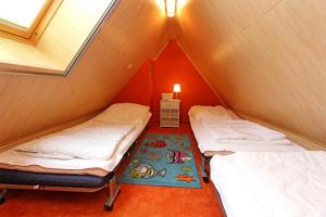 PruchtenにあるFerienhaus Pruchten FDZ 311のテント内の小さな部屋のベッド2台