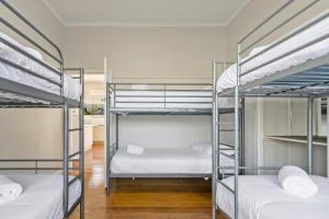 Ένα ή περισσότερα κρεβάτια σε δωμάτιο στο The Beaches on Lakes House +8 φωτογραφίες