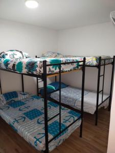 - deux lits superposés dans une chambre dans l'établissement APARTAMENTO VACACIONAL MELGAR, à Melgar